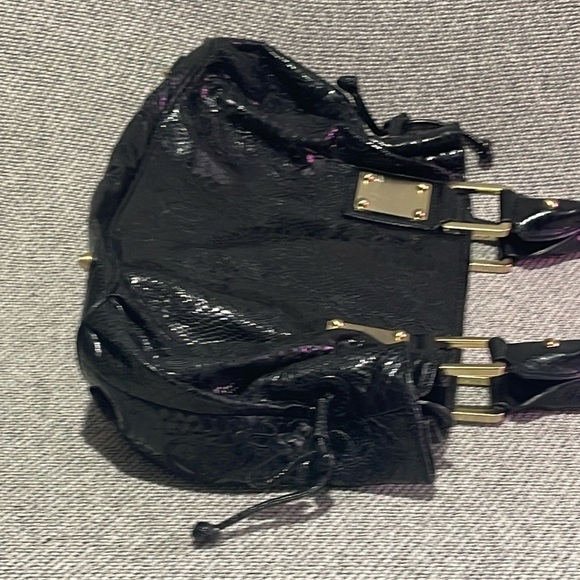 Sharif 1827 Couture Black Shoulder Bag with Glossy Finish and Silver Accents - Picture 13 of 16